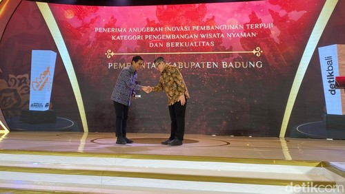 Bupati Badung I Wayan Adi Arnawa menerima penghargaan dalam ajang detikBali Awards 2025. (Foto: Daniel Pekuwali/detikBali)