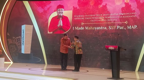 Bupati Gianyar, I Made Agus Mahayastra menerima pengargaan detikBali Awards 2025.