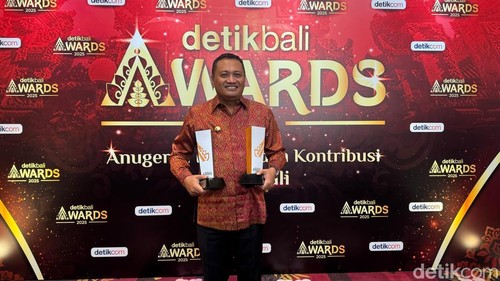 Bupati Kabupaten Gianyar I Made Mahayastra menerima Anugerah Figur Akselerator Pembangunan dalam ajang detikBali Awards 2025, Sabtu (22/3/2025). (I Nyoman Adhisthaya Sawitra)