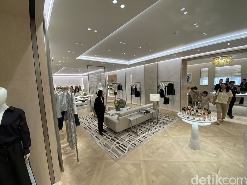 Dior secara resmi membuka butik barunya di Plaza Indonesia pada Rabu (19/3/2025), setelah melalui renovasi panjang.