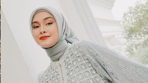 Caitlin Halderman mengenakan hijab saat menghadiri press junket film terbarunya, Setetes Embun Cinta Niyala. Foto: Instagram Caitlin Halderman