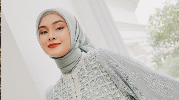 7 Potret Caitlin Halderman Berhijab, Dipuji Adem Bak Ubin Masjid