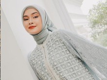 7 Potret Caitlin Halderman Berhijab, Dipuji Adem Bak Ubin Masjid 7 Potret Caitlin Halderman Berhijab, Dipuji Adem Bak Ubin Masjid