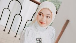 7 Potret Caitlin Halderman Berhijab, Dipuji Adem Bak Ubin Masjid