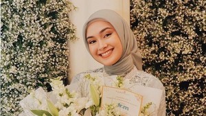 Bahkan ada juga yang menyebut penampilan Caitlin Halderman mengenakan hijab membuat adem seperti lantai masjid. Foto: Instagram Caitlin Halderman