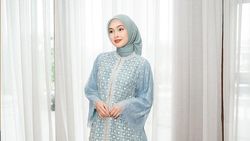 7 Potret Caitlin Halderman Berhijab, Dipuji Adem Bak Ubin Masjid
