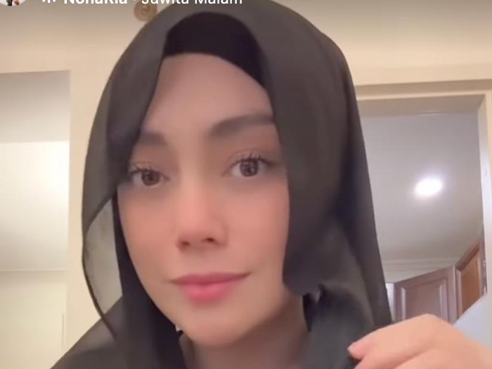 celine evangelista bagikan tutorial berhijab.