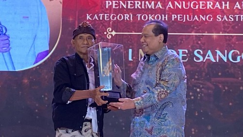 Chairman CT Corp, Chairul Tanjung, menyerahkan penghargaan Adi Luhung kepada keluarga I Made Sanggra. (Dok. detikcom)