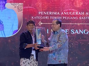 Made Sanggra Raih Anugerah Adiluhung detikBali Awards 2025