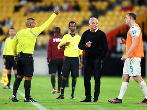 Striker Selandia Baru Dihukum Kartu Kuning karena... Beri Tanda Tangan