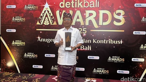 Gubernur Bali Wayan Koster seusai menerima penghargaan detikBali Awards 2025.