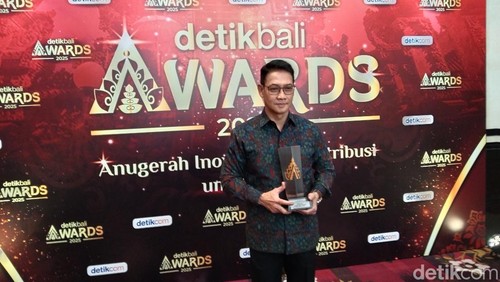 Kapolda Bali Irjen Daniel Adityajaya menerima penghargaan detikBali Awards.