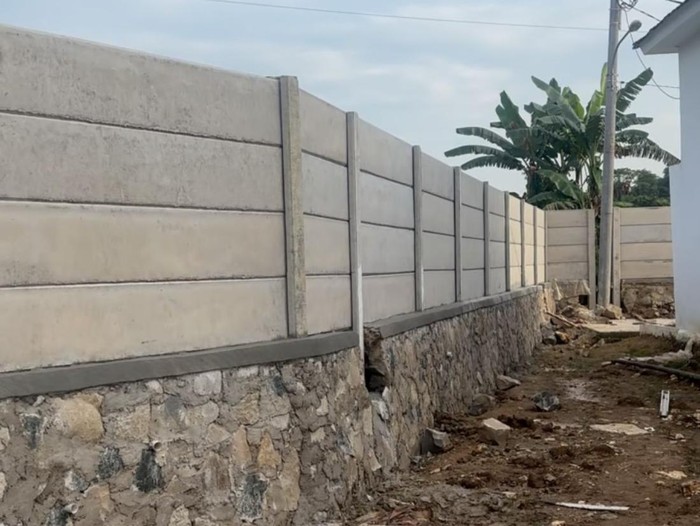 Dinding beton yang dipasang di perumahan The Arthera Hill 2