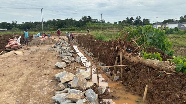 Dinding beton yang dipasang di perumahan The Arthera Hill 2