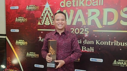 Direktur Utama BPD Bali I Nyoman Sudharma saat menerima penghargaan dalam detikBali Awards 2025 ini di The Trans Resort Bali, Sabtu (22/3/2025). (Ni Made Lastri Karsiani Putri/detikBali)