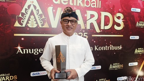 Direktur Utama PT Hatten Bali Tbk Ida Bagus Rai Budarsa saat menerima detikBali Awards 2025 pada Sabtu (22/3/2025) di The Trans Resort Bali. (Ni Made Lastri Karsiani Putri-detikBali)