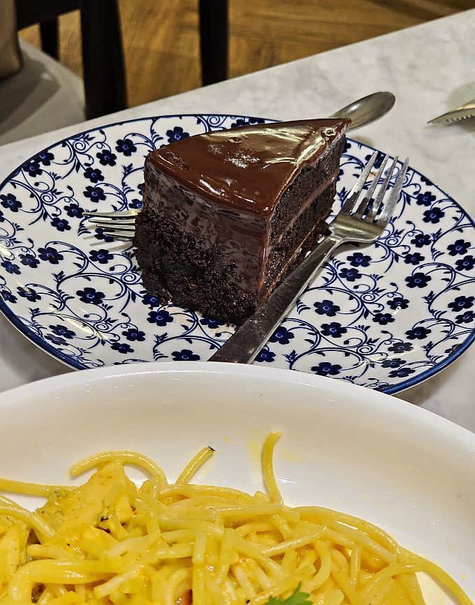 Duh! Wanita Ini Berikan Kue Ulang Tahun Sisa ke Pengunjung Resto Lain