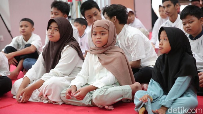 Edukasi Keuangan untuk Anak Yatim dan Duafa Anak-anak mengikuti kegiatan edukasi keuangan di Jakarta, Jumat (21/3/2025).