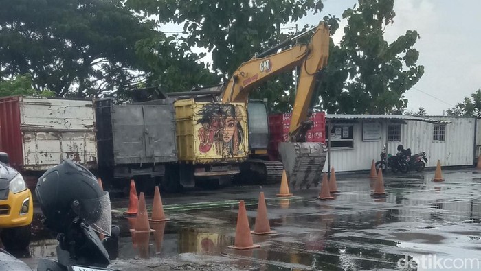 Lokasi parkir Mapolres Klaten digunakan parkir motor dan alat berat.