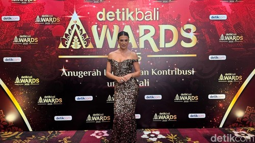 Eva Scholaro, penyanyi asal Australia yang memeriahkan detikBali Award, Sabtu (22/3/2025). (Fabiola Dianira)