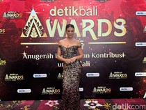 Eva Scolaro Meriahkan detikBali Awards 2025 dengan Penampilan Spesial