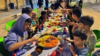 Anak-anak ini tampak bergembira.