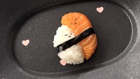 Sepintas kreasi ini seperti sushi salmon biasa, tapi Min Kyungjin membuat detail cantik seperti gumpalan nasi dan sashimi salmon berpelukan. Foto: Instagram sibatable