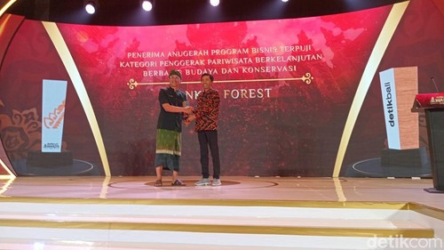 General Manager Monkey Forest Ubud, Anak Agung Ngurah Bagus Bhaskara, menerima penghargaan detikBali Awards 2025 di Trans Resort Seminyak, Sabtu (22/3/2025). (Foto: Aryo Mahendro/detikBali)