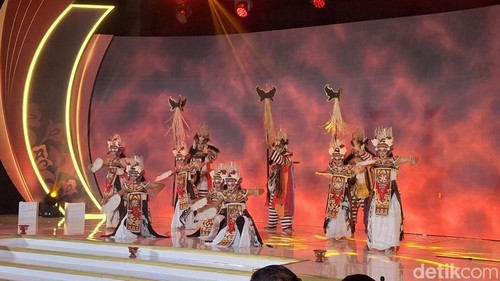Grup Tari Naluri Manca membawakan tarian Bala Ngarebeg dalam acara detikBali Award yang diadakan di The Trans Resort Bali, Sabtu (22/3/2025). (Fabiola Dianira)