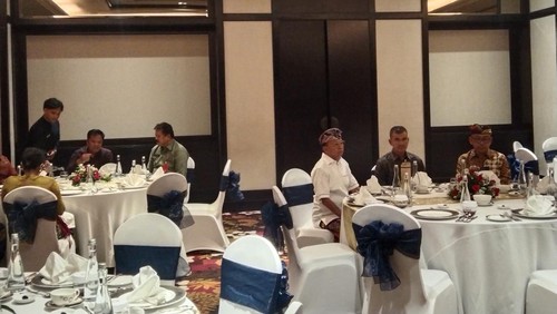 Gubernur Bali, I Wayan Koster (meja kanan paling kiri) didampingi Pangdam IX/Udayana Mayjen TNI Piek Budyakto serta Wakil Ketua DPRD Provinsi Bali, I Wayan Diesel Astawa jelang pembukaan detikBali Awards 2025, Sabtu (22/3/2025). (I Dewa Made Krisna Pradipta)