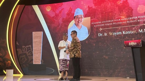 Gubernur Bali Wayan Kostewr menerima penghargaan detikBali Awards 2025.