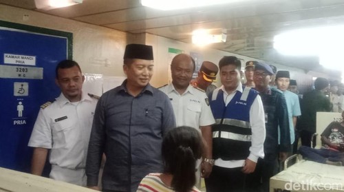 Gubernur NTB, Lalu Muhammad Iqbal saat meninjau persiapan arus mudik Lebaran 2025 di pelabuhan Bima, Jumat, (21/3/2025) malam. (Dok. Rafiin/detikBali)