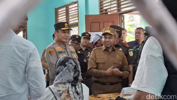 Gubernur Riau Abdul Wahid hingga Kapolda Irjen Herry Heryawan saat meninjau PSU di Siak. (Raja Adil Siregar/detikSumut)