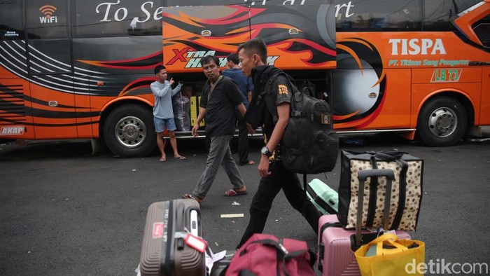 Pada H-8 Lebaran, pemudik mulai terlihat di Terminal Kota Bekasi, Jawa Barat. Warga mudik lebih awal untuk menghindari kemacetan.