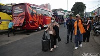 Hari ini mulai terlihat pemudik yang akan pulang kamu karena mulai hari ini anak sekolah di Bekasi sudah libur.