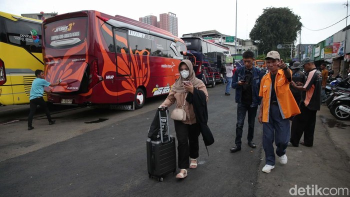 Pada H-8 Lebaran, pemudik mulai terlihat di Terminal Kota Bekasi, Jawa Barat. Warga mudik lebih awal untuk menghindari kemacetan.