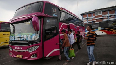 H-8 Lebaran, Pemudik Mulai Terlihat di Terminal Bekasi