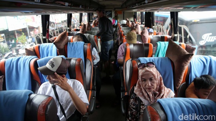 H-8 Lebaran, Pemudik Mulai Terlihat di Terminal Bekasi Pada H-8 Lebaran, pemudik mulai terlihat di Terminal Kota Bekasi, Jawa Barat. Warga mudik lebih awal untuk menghindari kemacetan.
