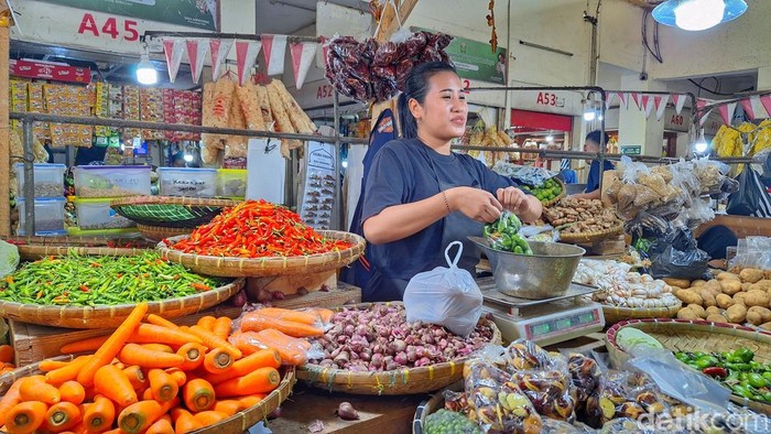 Harga cabai rawit meroket jelang Lebaran di Pasar Soreang Kabupaten Bandung.