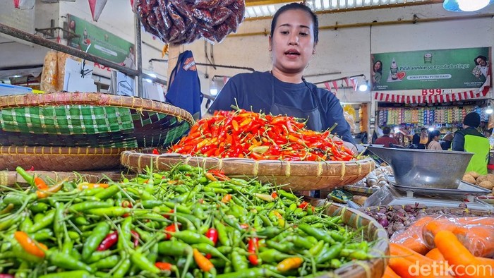 Harga cabai rawit meroket jelang Lebaran di Pasar Soreang Kabupaten Bandung.