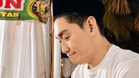 Dikutip dari berbagai sumber, iktikaf sendiri artinya adalah amalan ibadah sunnah yang dilakukan dengan berdiam diri di masjid dalam waktu tertentu. Itikaf bertujuan untuk mendekatkan diri kepada Allah SWT. Foto: instagram Ifan Seventeen