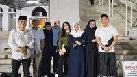 Bersama teman-temannya, mereka menjalankan ibadah tersebut. Foto: instagram Ifan Seventeen