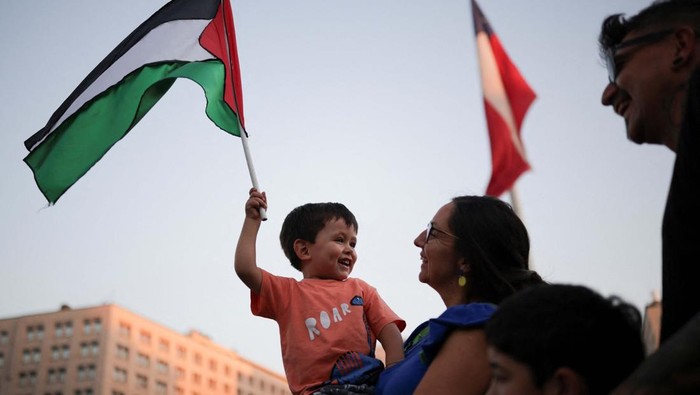 ISRAEL-PALESTINIANS/CHILE-PROTEST A woman shouts slogans during a protest in solidarity with Palestinians in Gaza, in Santiago, Chile March 21, 2025. REUTERS/Pablo Sanhueza