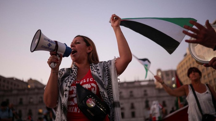 ISRAEL-PALESTINIANS/CHILE-PROTEST A woman shouts slogans during a protest in solidarity with Palestinians in Gaza, in Santiago, Chile March 21, 2025. REUTERS/Pablo Sanhueza