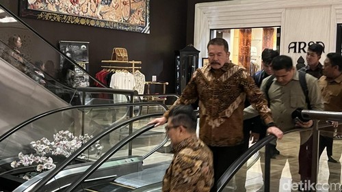 Jaksa Agung ST Burhanuddin tiba di lokasi acara detikBali Awards, Sabtu (22/3/2025). (dok. Rizki Setyo)