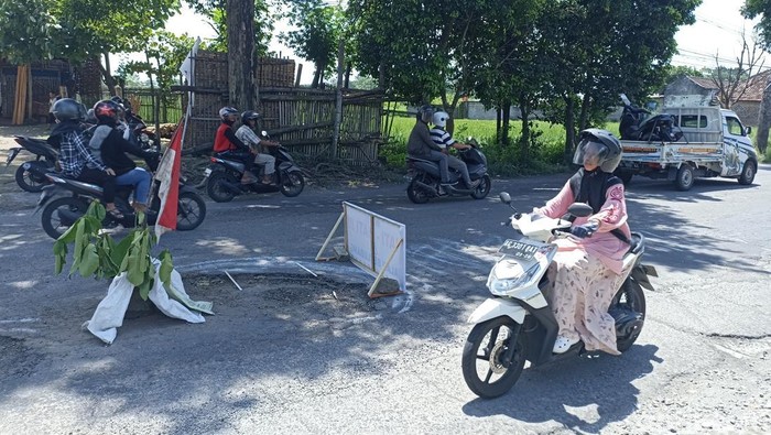 Jalan Berlubang di Jalur Alternatif Kabupaten Blitar, Pemudik Diimbau Hati-hati