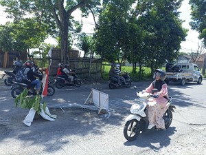 Jalan Berlubang di Jalur Alternatif Kab Blitar, Pemudik Diimbau Hati-hati