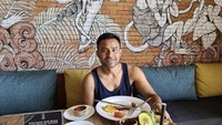 Di tengah kesibukannya, ia tampak sering berlibur. Salah satunya ketika Judika sarapan di penginapannya, The Kayon Jungle Resort, Ubud, Bali. Foto: Instagram @jud1ka