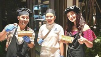 Sebelum menikmati sushi, pasangan yang menikah tahun 2013 itu sempat ikut belajar bikin sushi ditemani oleh chef restoran. Foto: Instagram @jud1ka