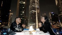 Di hari ulang tahun sekaligus perayaan anniversary pernikahannya, Judika mengajak sang istri makan malam di restoran dengan pemandangan gemerlap gedung perkotaan. Foto: Instagram @jud1ka